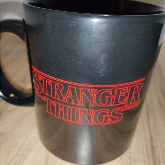 Netflix Stranger Things Black 20oz Mug 'Friends Don't Lie' - Picture 8 of 8